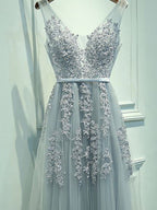 Abito da sera lungo fino al pavimento con scollo a V, senza maniche, in tulle con applicazioni, linea a trapezio/elegante