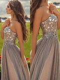 Abito da sera lungo in chiffon senza maniche con scollo a cuore elegante e perline, linea a trapezio