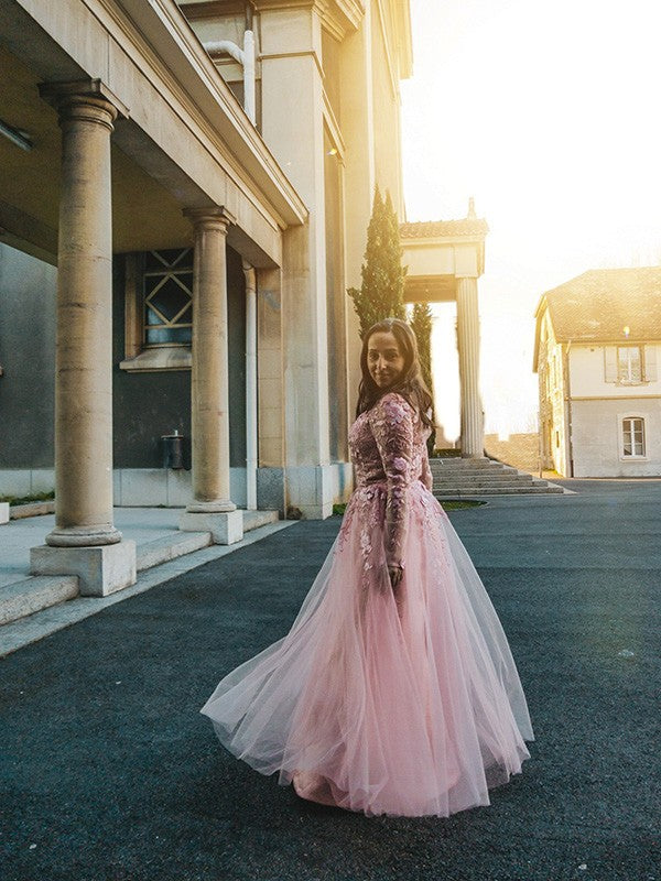 Abito da sera lungo a linea ad A/elegante con applicazioni in tulle, maniche lunghe e scollo a V fino a terra