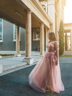 Abito da sera lungo a linea ad A/elegante con applicazioni in tulle, maniche lunghe e scollo a V fino a terra