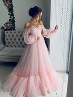 Abito da cerimonia a linea ad A/elegante con applicazioni in tulle, scollo a spalle scoperte, maniche lunghe e lunghezza fino a terra
