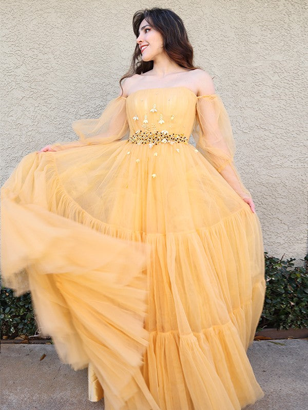 Abito da cerimonia lungo a linea ad A/elegante in tulle con perline, scollo a spalle scoperte e maniche lunghe fino a terra