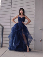Vestidos de Baile com Camadas de Tule Elegantes em Linha A, Decote em V, Sem Mangas e Comprimento até ao Chão