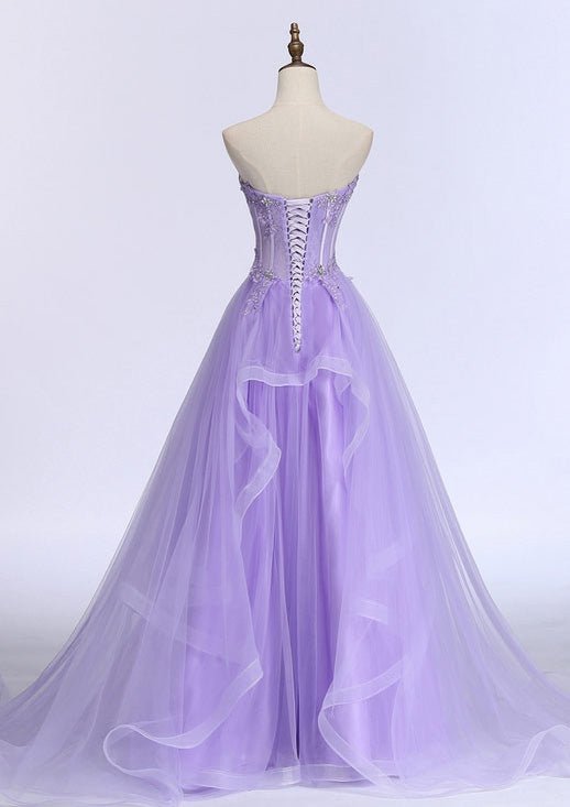 Abito da sera in tulle con scollo a cuore, senza maniche, linea a trapezio, strascico e applicazioni di perline