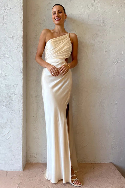 Einschultriges, hochgeschlitztes, gerüschtes Abendkleid mit Camisole-Maxikleid 
