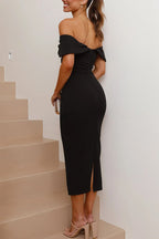 Robe mi-longue près du corps à épaule dénudée avec détails froncés, enveloppée d'amour