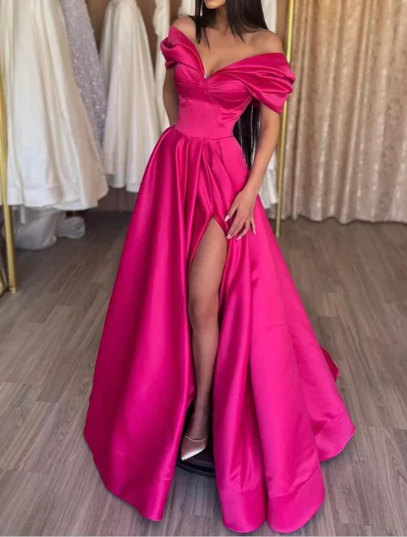 Elegante abito lungo da sera in raso fucsia acceso, linea a trapezio, scollatura a spalle scoperte, pieghe e spacco Y7644