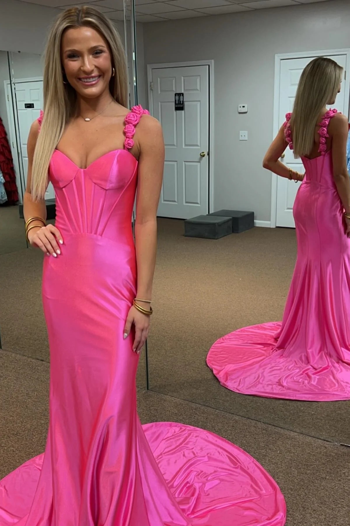 Vestido longo de cetim para baile de finalistas com alças florais cor de rosa vivo e corte sereia