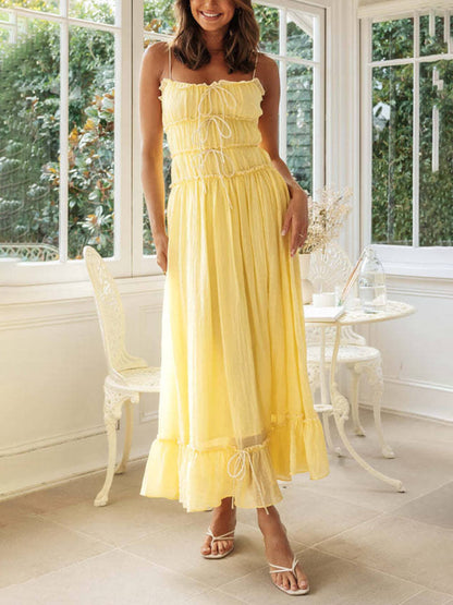 Elegante vestido de patchwork con tirantes y hombros descubiertos 