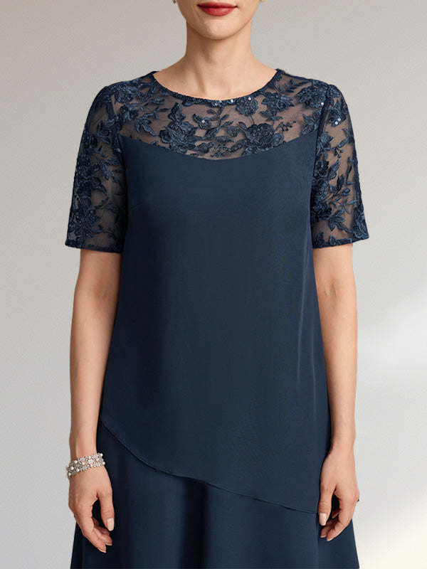 Robe de mère de la mariée en dentelle et mousseline, longueur genou, coupe trapèze, décolleté illusion en forme de goutte, ornée de paillettes