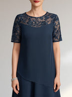 Robe de mère de la mariée en dentelle et mousseline, longueur genou, coupe trapèze, décolleté illusion en forme de goutte, ornée de paillettes