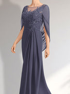 Robe de mère de la mariée en dentelle et mousseline, longueur au sol, coupe trapèze, décolleté illusion en forme de goutte, ornée de sequins plissés