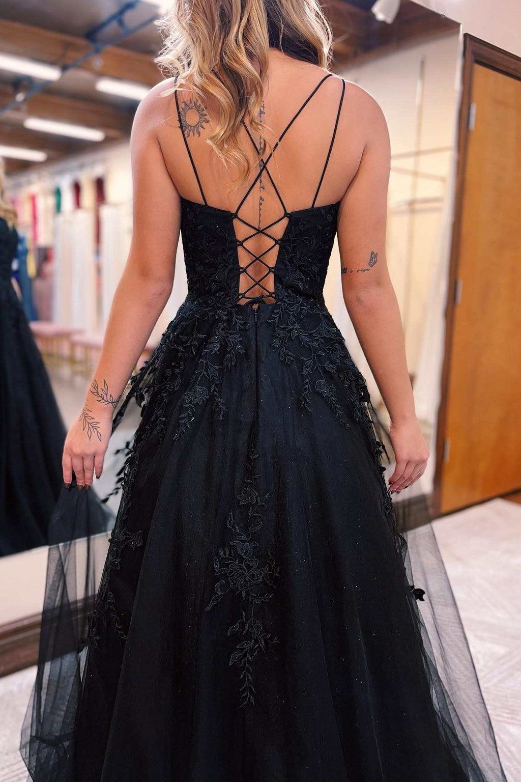 Chic Dark Navy Spaghetti Strap Prom Dress With Tulle And Lace Appliques