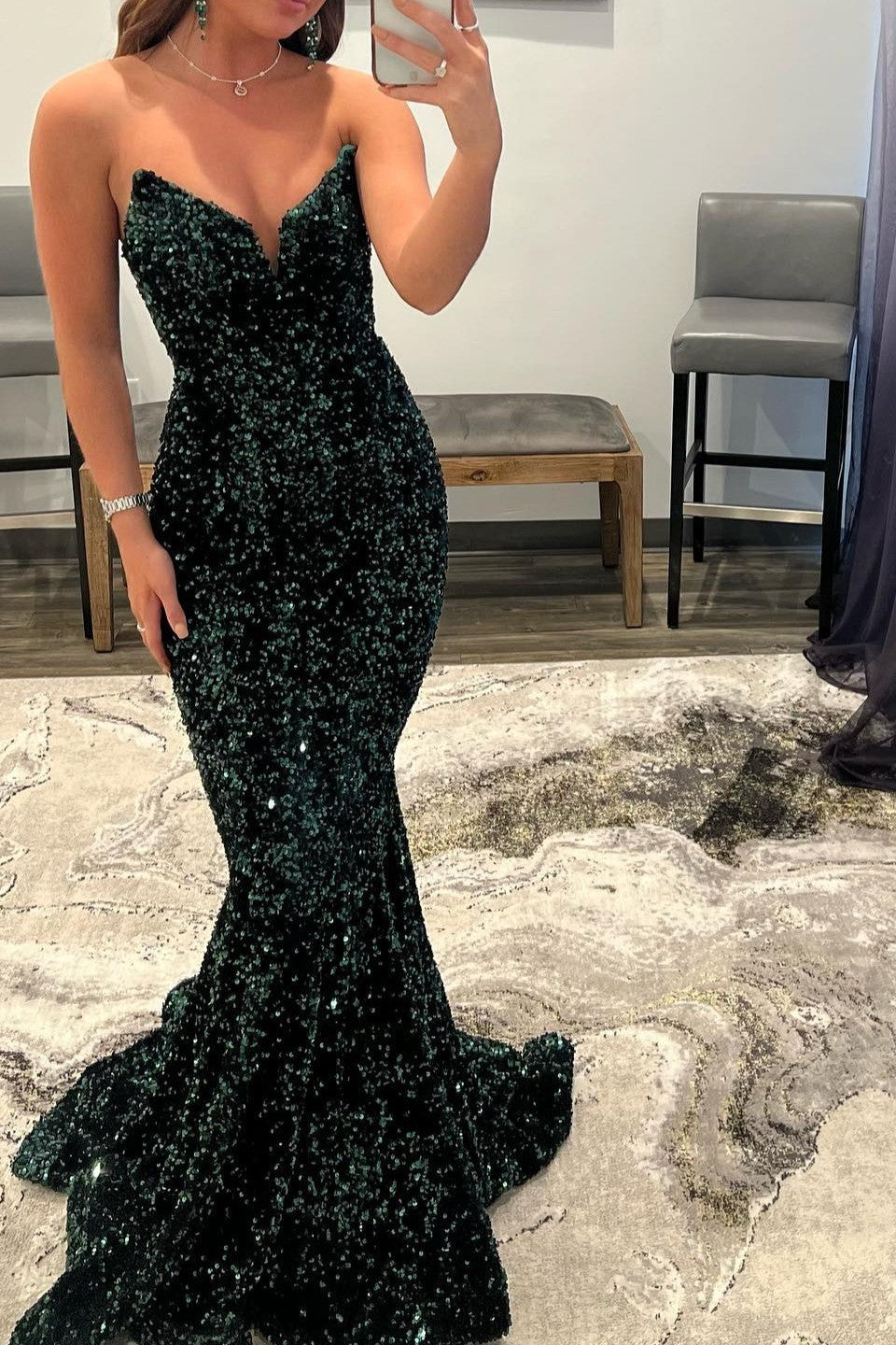 Abito lungo da sera a sirena con scollo a V e schiena scoperta decorato con paillettes