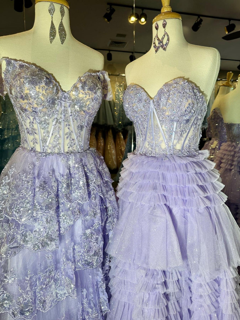 Abito da sera lungo in tulle a balze con scollo a cuore e linea a trapezio