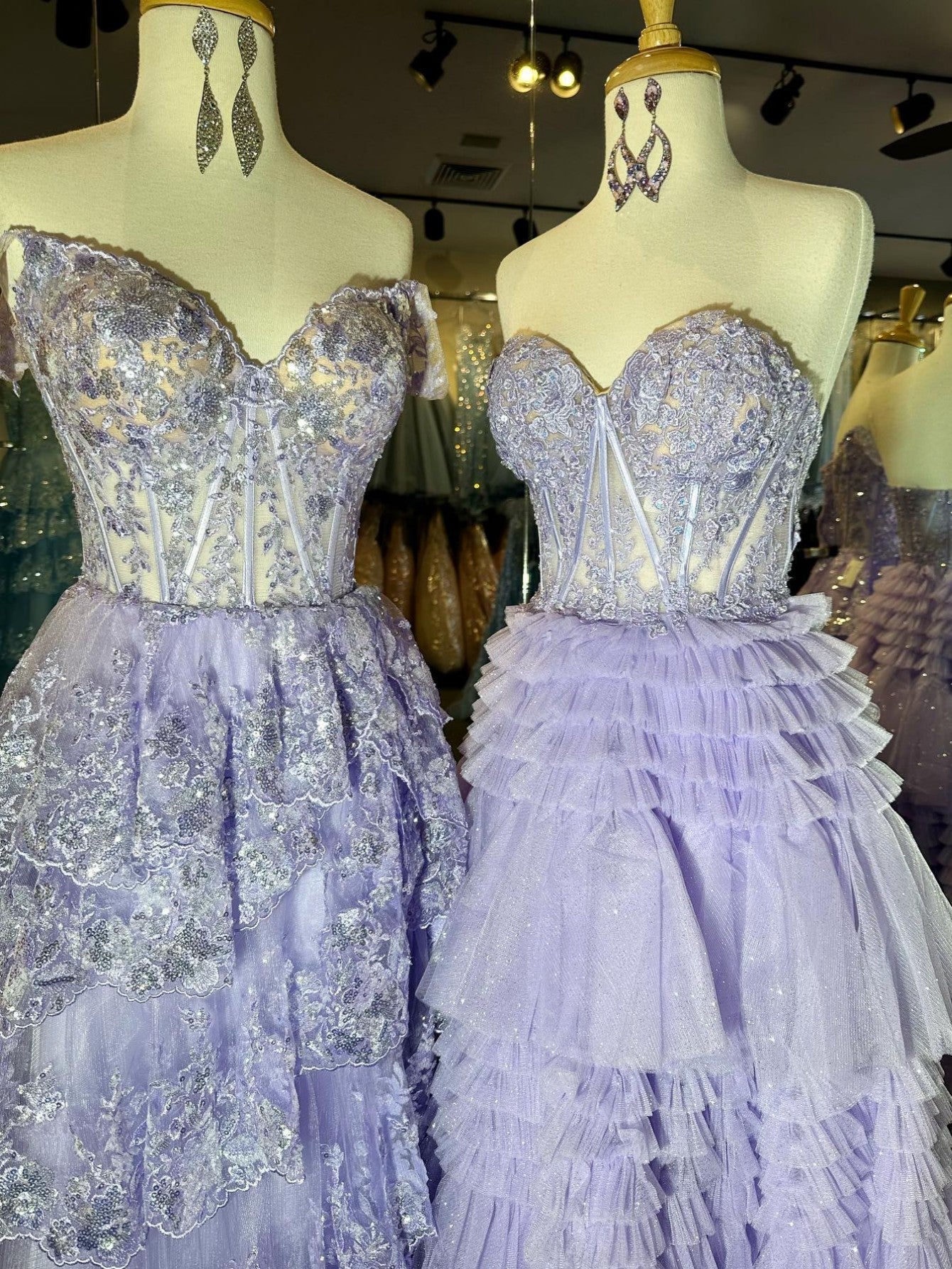 Abito da sera lungo in tulle a balze con scollo a cuore e linea a trapezio