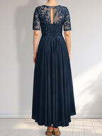 Robe de mère de la mariée en mousseline et dentelle asymétrique illusion à encolure dégagée, coupe en A, ornée de paillettes