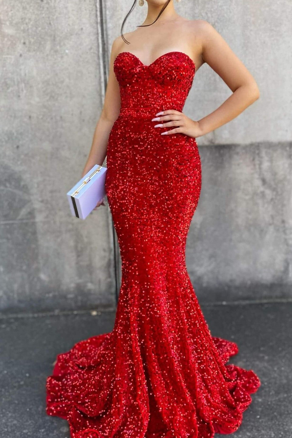 Elegante abito lungo da sera a sirena con scollo a cuore e paillettes, con balze