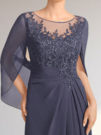 Robe de mère de la mariée en dentelle et mousseline, longueur au sol, coupe trapèze, décolleté illusion en forme de goutte, ornée de sequins plissés