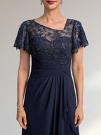 Abito da madre della sposa in pizzo e chiffon con gonna lunga a terra, linea a trapezio asimmetrica, effetto illusione, con balze a cascata e paillettes