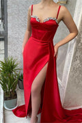 Robe de bal longue rouge en satin à fines bretelles style sirène avec fente haute