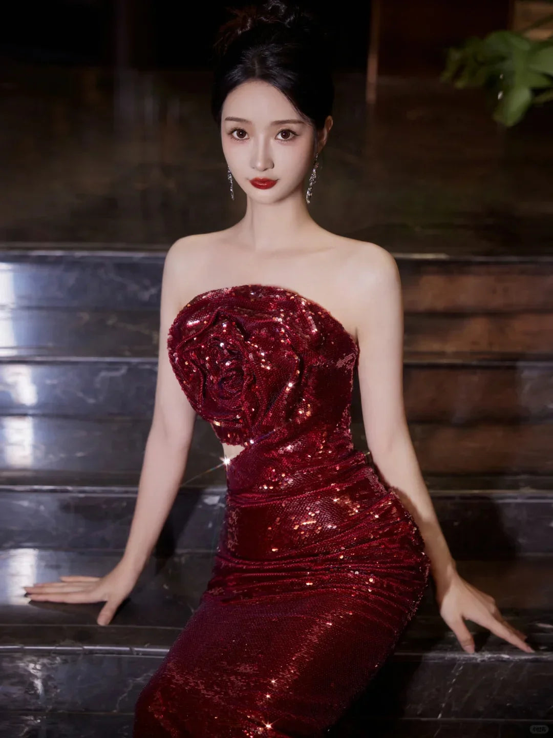 Robe de bal longue sirène bordeaux sans bretelles ornée de fleurs de rose en sequins Y8595