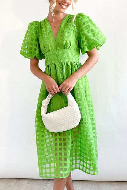 Remarkable Beauty – Midikleid aus quadratisch gemustertem Stoff mit Puffärmeln 