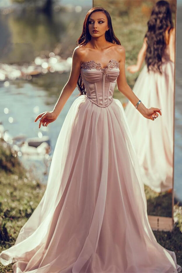 Vestido longo de baile sem alças em linha A com aplicação de tule e pregas