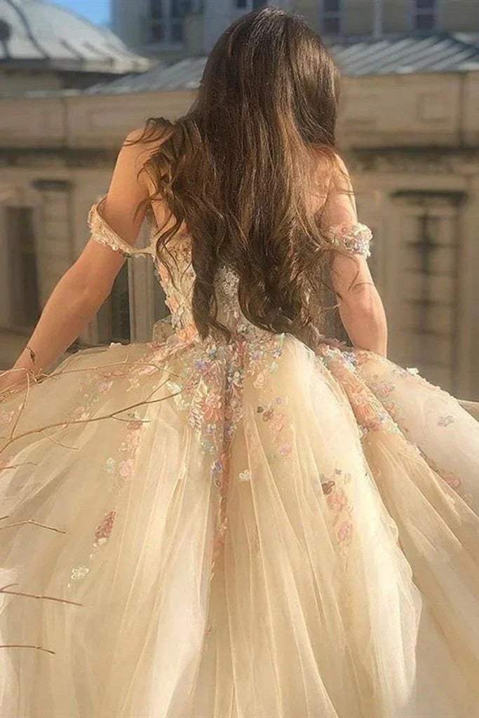 Splendido abito da sera lungo color champagne con spalle scoperte, pizzo floreale e fiori 3D, abito da ballo formale color champagne S20716