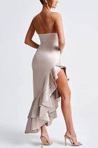 Vestido largo de satén con un solo hombro, fruncido, abertura y volantes, sí, quiero