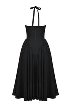 Robe mi-longue trapèze à col en V profond et bretelles fines