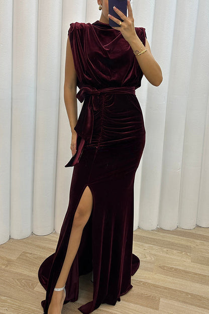 Vestido largo Milan Muse de terciopelo con hombros acolchados, cinturón fruncido y abertura 