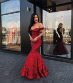 Abito lungo color bordeaux a sirena con paillettes e scollo a barca per ballo formale