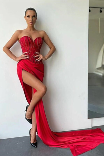 Ärmelloses Meerjungfrau-Ballkleid im Sweetheart-Stil mit Perlendetails und gewagtem Schlitz