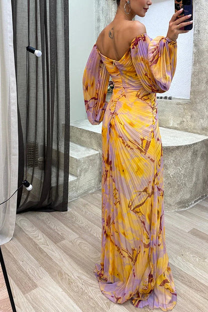Sunset Serenade – Schulterfreies Maxikleid mit Plissee-Ausschnitt, Rautenverzierung und Schlitz 