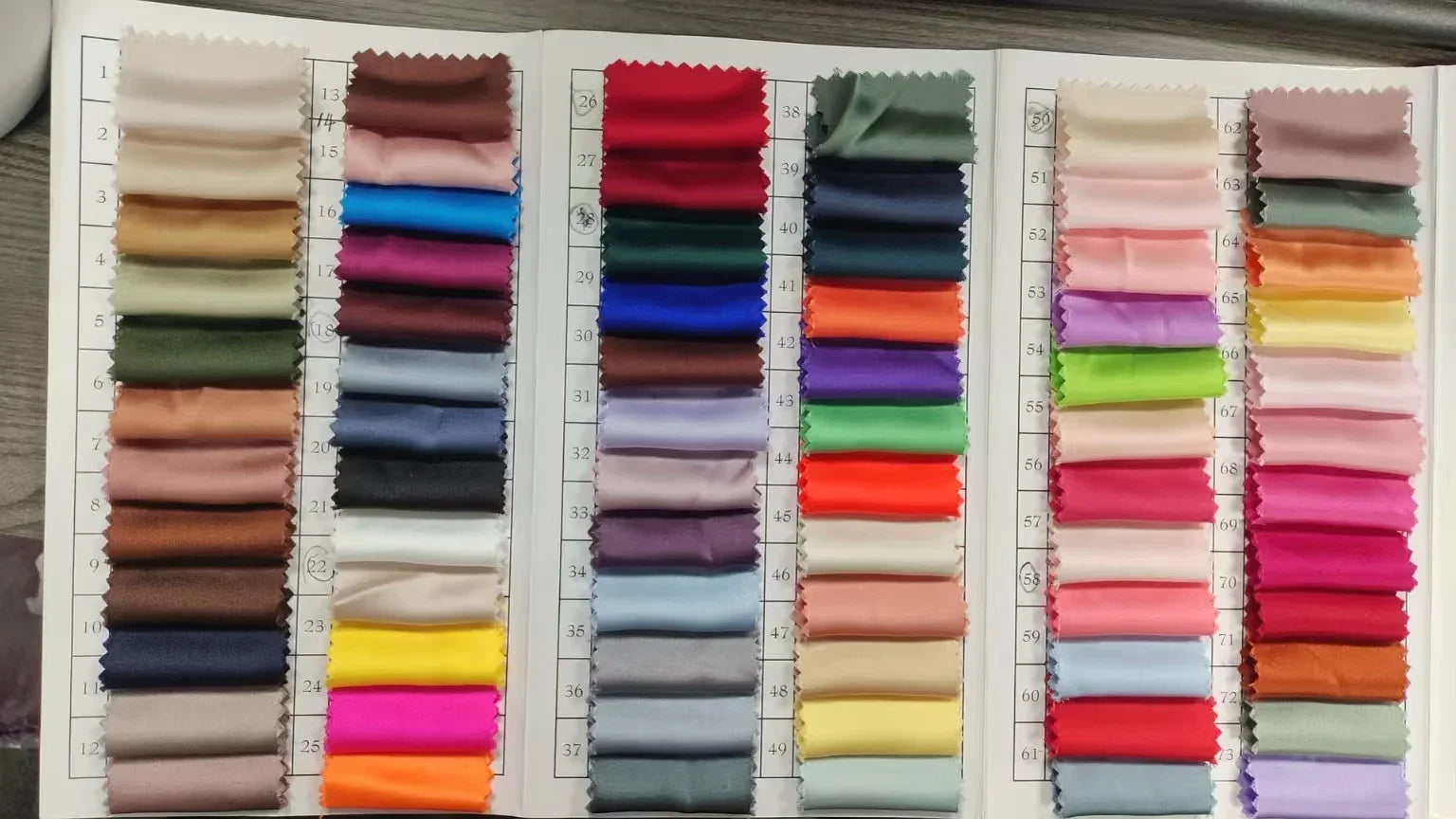 Abito da festa in paglia e spandex con scollo a V, linea ad A, strascico e spacco PG658