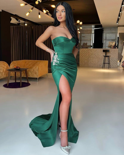Vestido de fiesta verde esmeralda sin tirantes, corte sirena, escote corazón y abertura con pedrería
