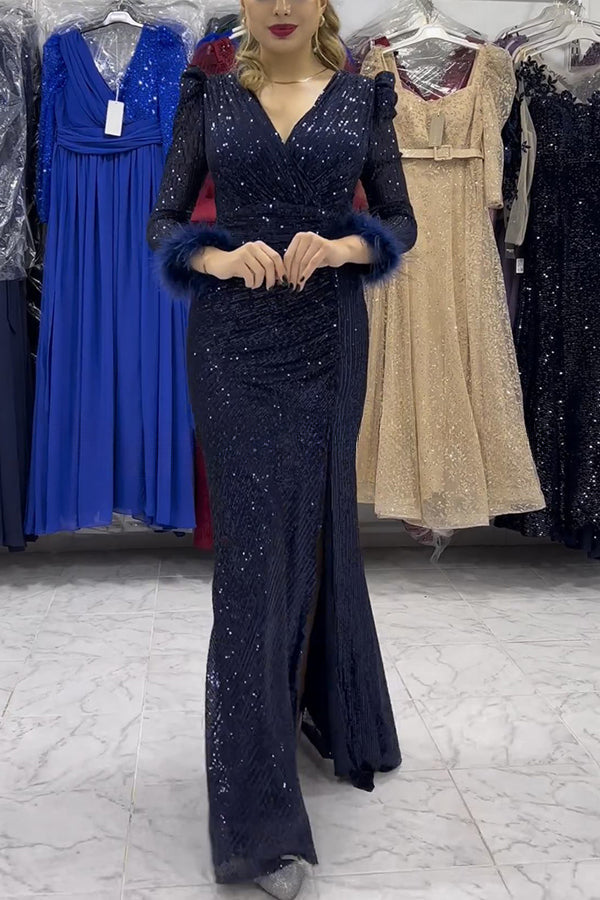 Vestido largo de noche con abertura y mangas con ribete de plumas y lentejuelas de Sparkle World 