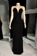 Abito lungo da sera a sirena nero senza spalline con scollo a V e paillettes