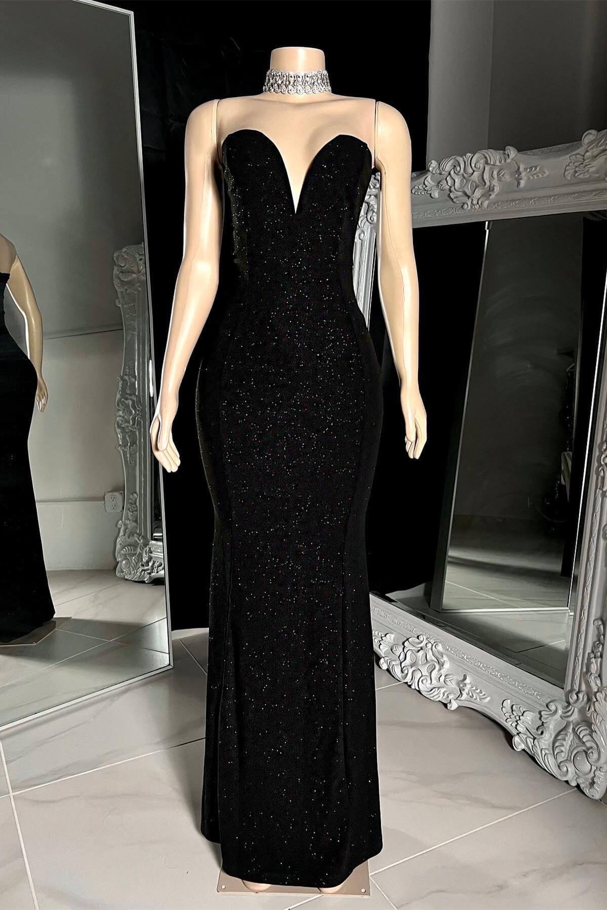 Abito lungo da sera a sirena nero senza spalline con scollo a V e paillettes