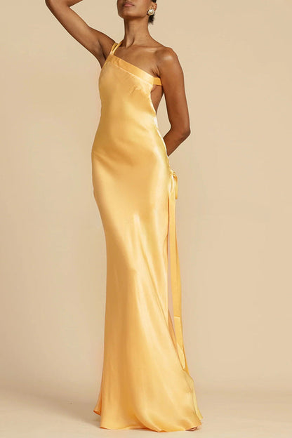 Moonlit Soiree – Asymmetrisches Maxikleid aus Satin mit einer Schulter und rückenfreiem Träger 