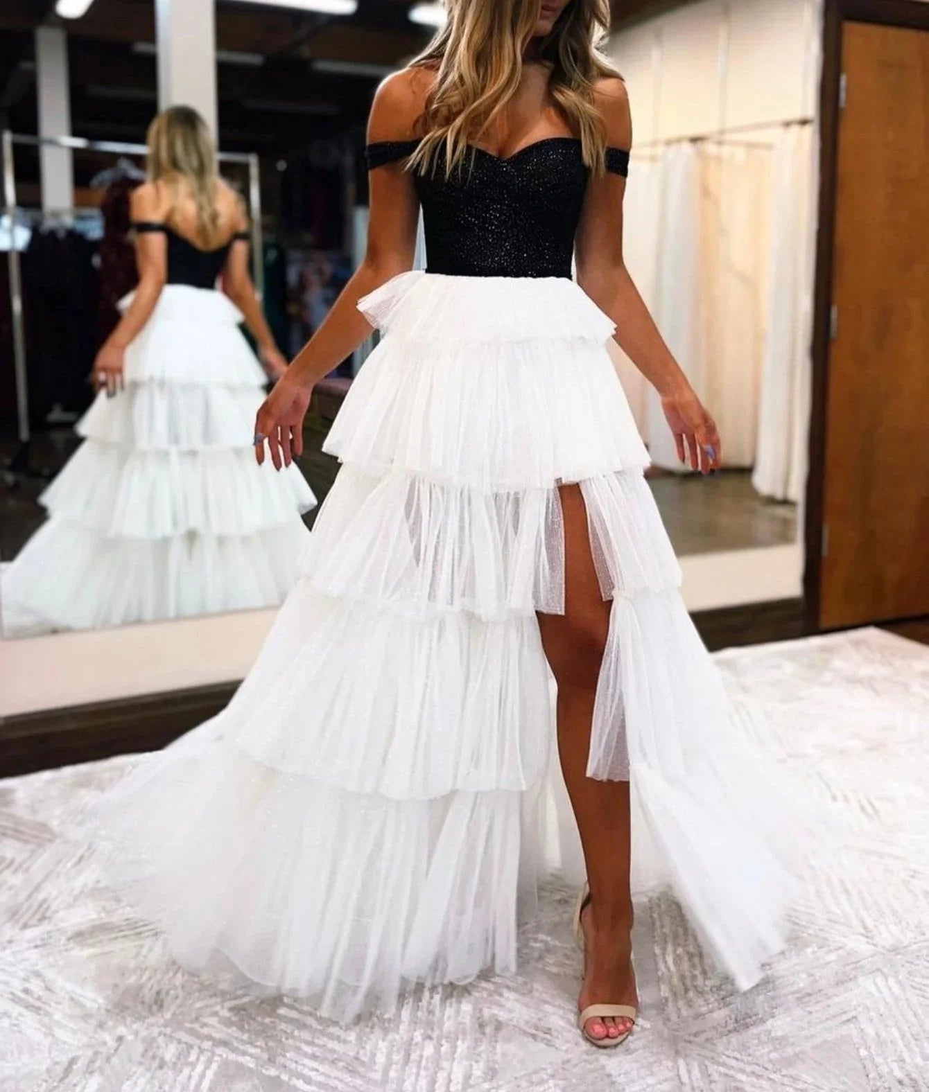 Robe de bal longue noire et blanche, sans bretelles, à volants, en ligne A