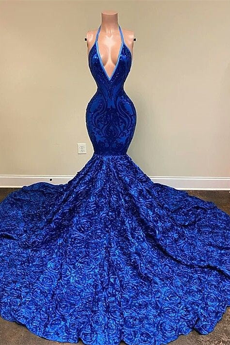 Vestido de baile sereia com decote em V profundo, alças ao pescoço, lantejoulas e flores
