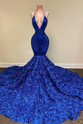 Vestido de baile sereia com decote em V profundo, alças ao pescoço, lantejoulas e flores
