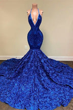 Vestido de baile sereia com decote em V profundo, alças ao pescoço, lantejoulas e flores