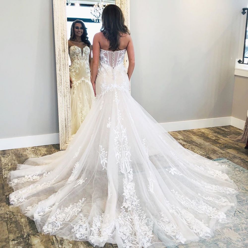 Robes de mariée abordables en dentelle sans manches à col en V