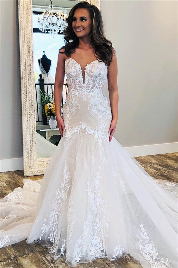 Robes de mariée abordables en dentelle sans manches à col en V