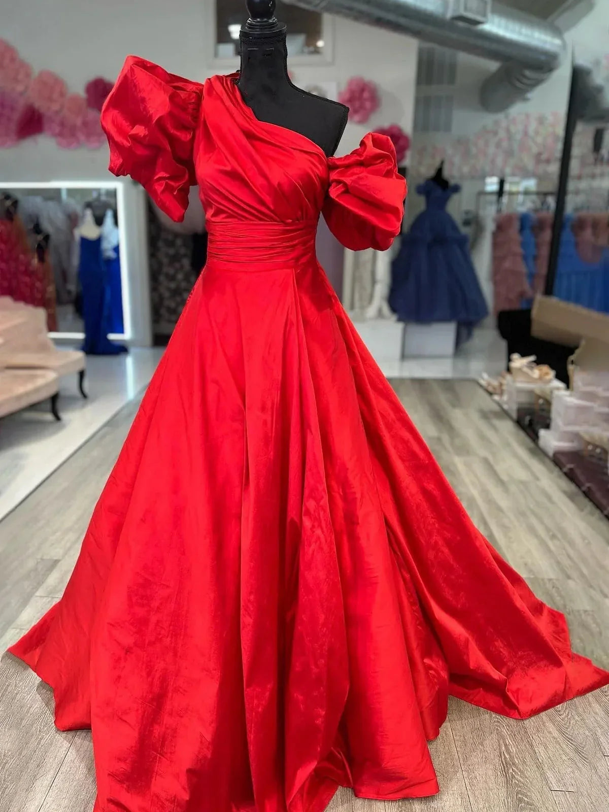 Alan | Abito lungo da sera fucsia a linea ad A con una spalla e maniche a sbuffo