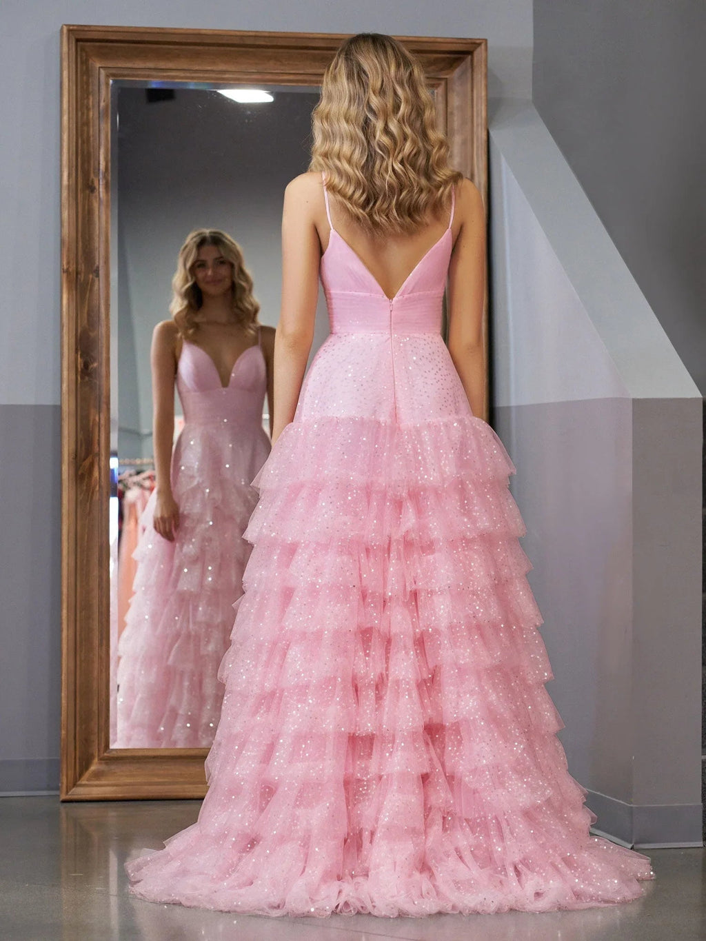Alianna | Robe de bal rose clair en tulle à volants, coupe trapèze, bretelles fines spaghetti