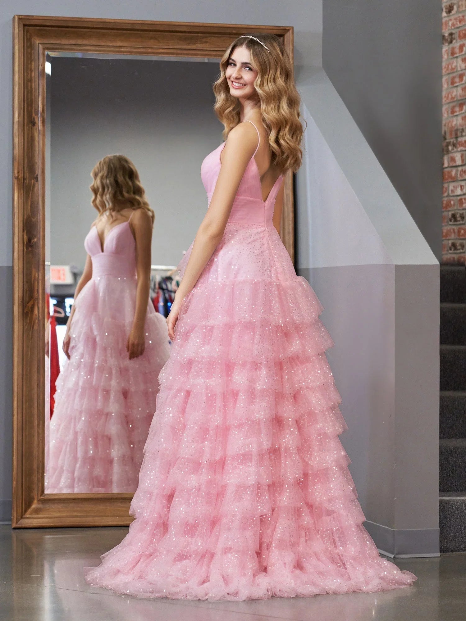 Alianna | Robe de bal rose clair en tulle à volants, coupe trapèze, bretelles fines spaghetti